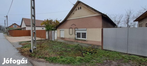 Élhető ház Makón  3 szoba, nyugodt környezet, kicsi telek!