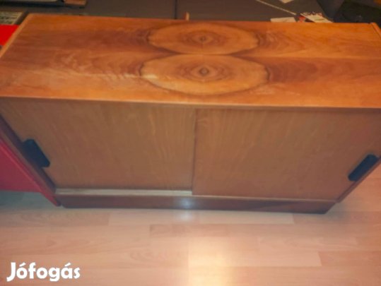 Elhúzható ajtajú polcos szekrény komód