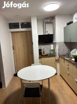 Elkelt. Eladó Vihals, étkezőasztal, fehér, 2 fehér székkel