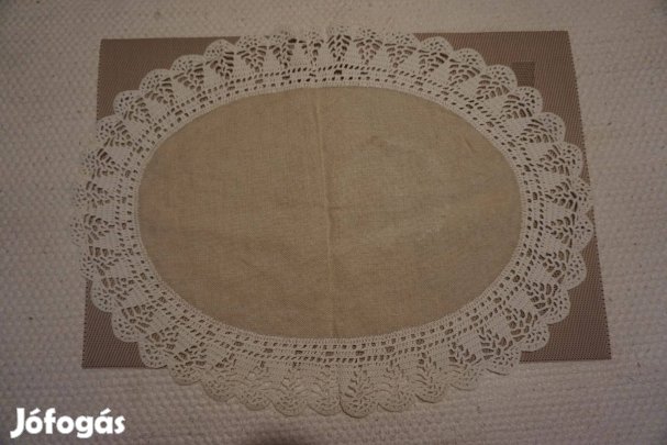 Ellipszis alakú bézs, és körbe fehér sormintás csipke terítő eladó