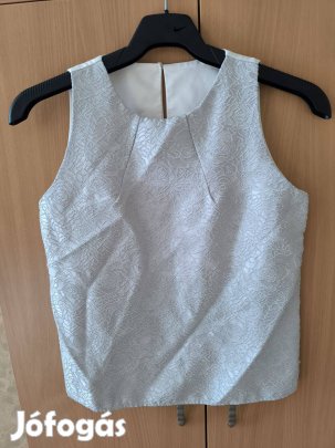 Elől ezüst szürke csipke mintás, hátul tört fehér ujjatlan felső