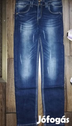 Elöl koptatott farmernadrág, hátul csillogó köves a zsebe