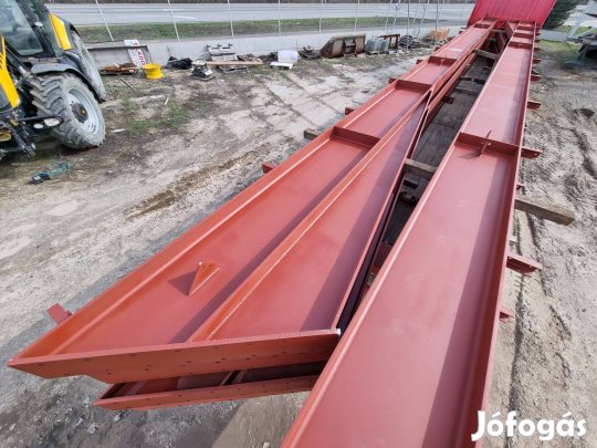 Előrgyártott vas csarnokanyag, acélszerkezet 30,4 m fesztávolsággal