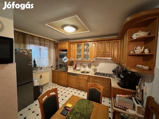 Előszállási 238 nm-es ház eladó