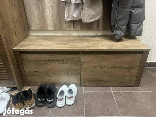 Előszoai ülőpad és tároló