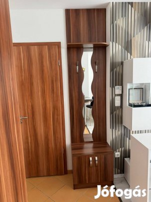 Előszoba fal, szekrény, akasztós rész