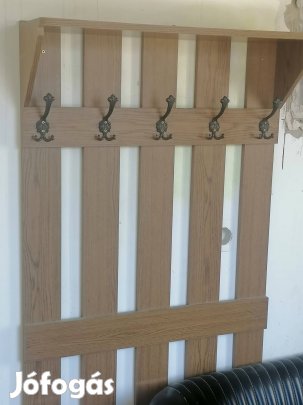 Előszoba kabátakasztó kalaptartóval