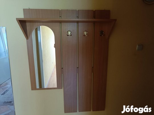Előszobafal olcsón eladó.