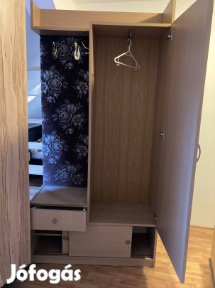 Előszobafal szekrénnyel