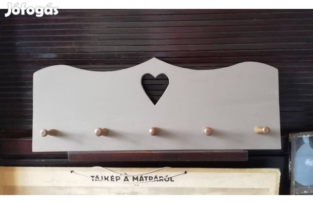 Előszobai kabát akasztó, népi jellegű koptatott fa ruha akasztó