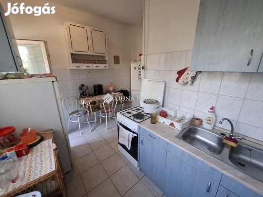 Első emeleti, 2 szobás, erkélyes lakás