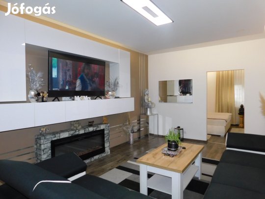 Első emeleti, felújított erkélyes lakás eladó!