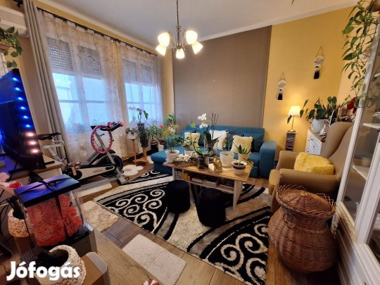 Első emeleti, jó állapotú lakás Balatonfüreden eladó!