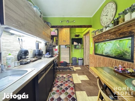 Első emeleti, tégla lakás eladó Hódmezővásárhelyen!
