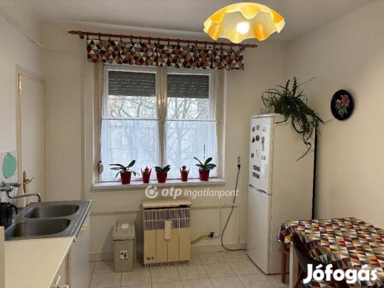 Első emeleti lakás, garázzsal eladó, Gyula