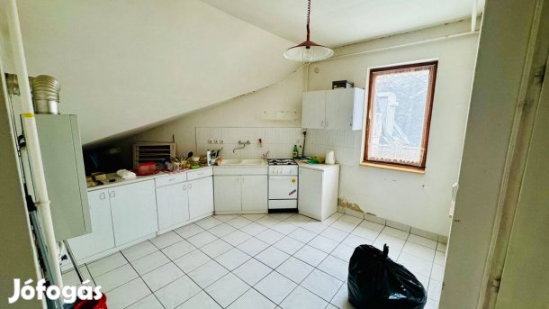 Első emeleti tégla építésű társasházi lakás