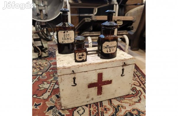 Elsősegyély láda fából, 20. század közepei láda, szép tisztított