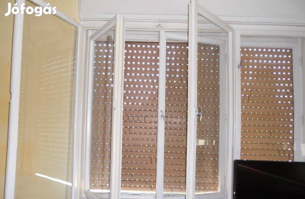 Elvihető ablakszárnyak egyben