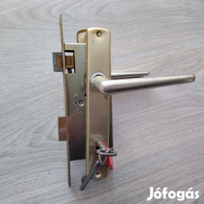 Elzett normál ajtózár kilinccsel, silttel, 2db kulccsal olcsón eladó