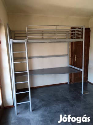 Emeletes ágy asztallal