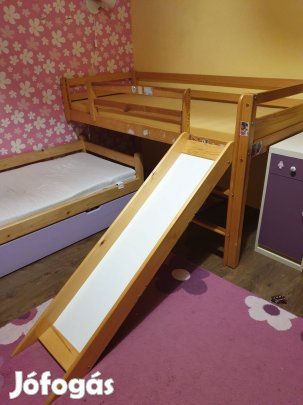 Emeletes ágy csúzdával