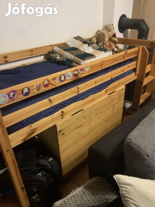 Emeletes ágy matraccal és kihúzhatós játéktárolóval