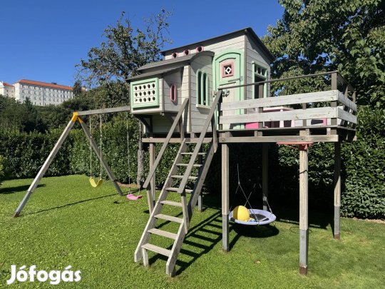 Emeletes kisház gyerekeknek, hintákkal, terasszal