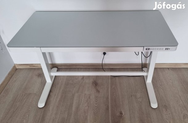 Emelhető íróasztal