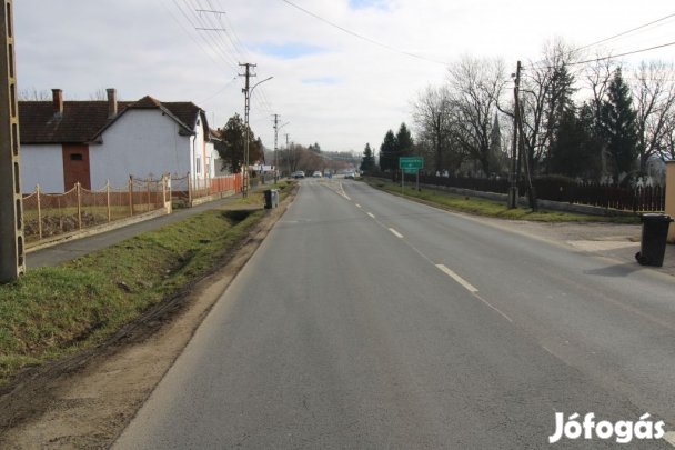 Endrefalva központjában nagy méretű építési telek olcsón.