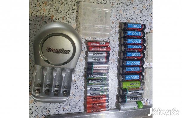 Energizer univerzális elem / akku töltő régi elemekkel
