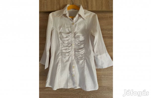 Enyhén csillogó fehér blúz