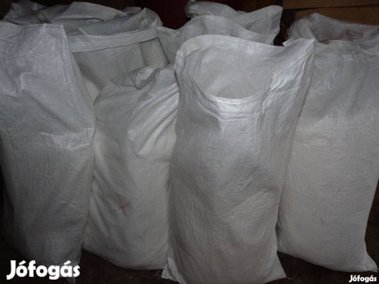 Enyhén sérült takarmányos zsák