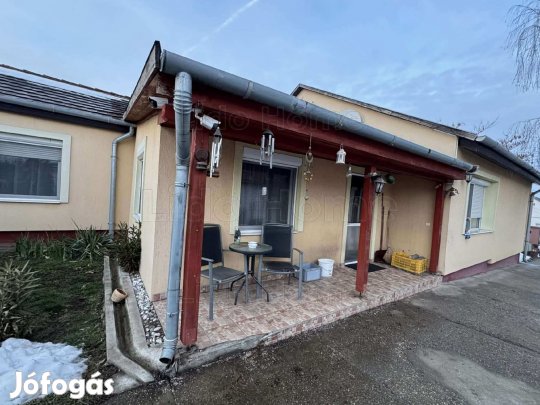 EnyingBalatonbozsok  gondosan karbantartott családi ház jó utcában!