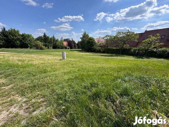 Építési sarok telek eladó Sukorón!