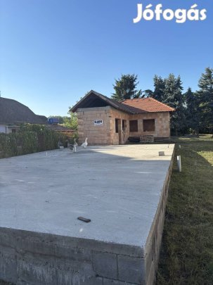 Építési telek ház alapzattal kész téglaépülettel ősszközműves