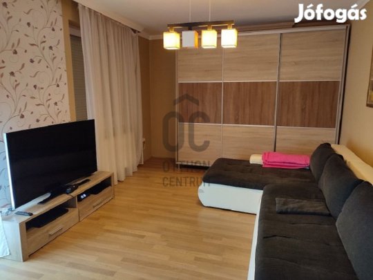Epreskertben hosszú távra kiadó nappali + 2 szobás lakás.