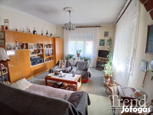 Ercsiben központhoz közeli családi ház eladó.