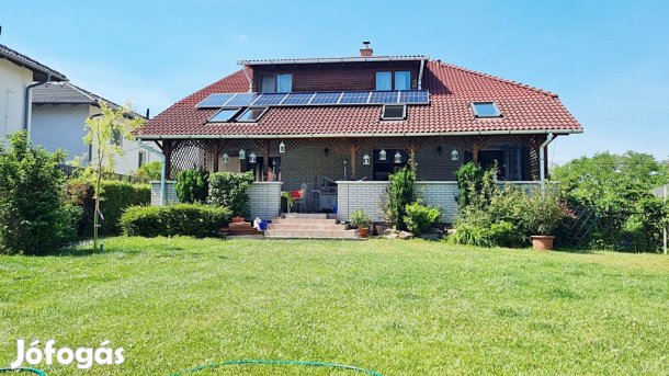 Érd, Fenyves Parkvárosban található utca, 340 m2-es, családi ház