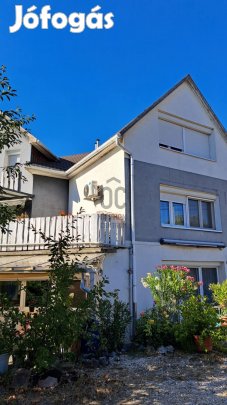 Érd, Tusculánum, társasházban eladó egy napfényes, 2.emeleti , nappali