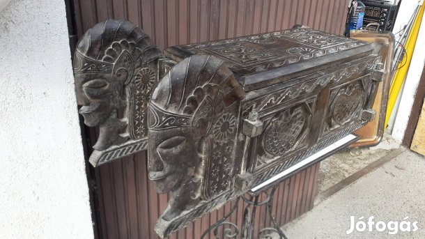 Érdekes, díszes fa ládika 80 cm hosszú