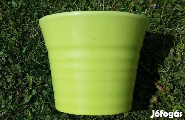Érdekes formáju kaspó zöld