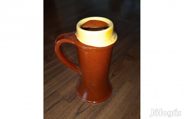 Érdekes kialakítású kerámia kancsó