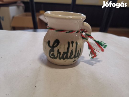 Erdély feliratú mini kerámia kancsó - nemzeti színű szalaggal