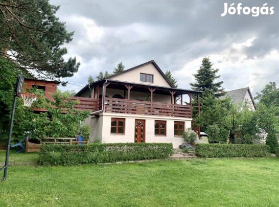 Erdőkertesen, a fenyves szomszédságában otthon, ahol gyereknek lenni