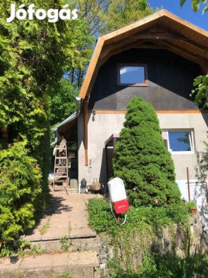 Erdőszélen, mégis közel a városhoz  hangulatos, bővített hétv...