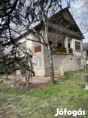 Erdőszéli, panorámás, kétgenerációs családi ház eladó Piliscsaba-Kloti