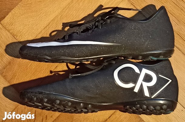 Eredeti Nike futball cipő CR7