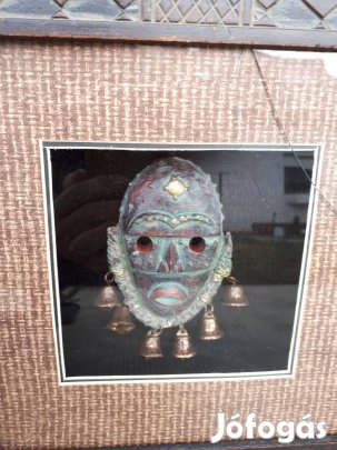 Eredeti, Afrikában vásárolt törzsi maszkok képkeretben