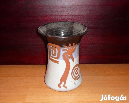 Eredeti amerikai Indián váza, Kokopelli figurával 19x14,5cm. Esküvőre