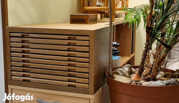 Éremtartó doboz 10 tálcával